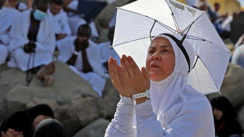 هل يجوز للمرأة أداء الحج دون محرم؟.. الأزهر يكشف