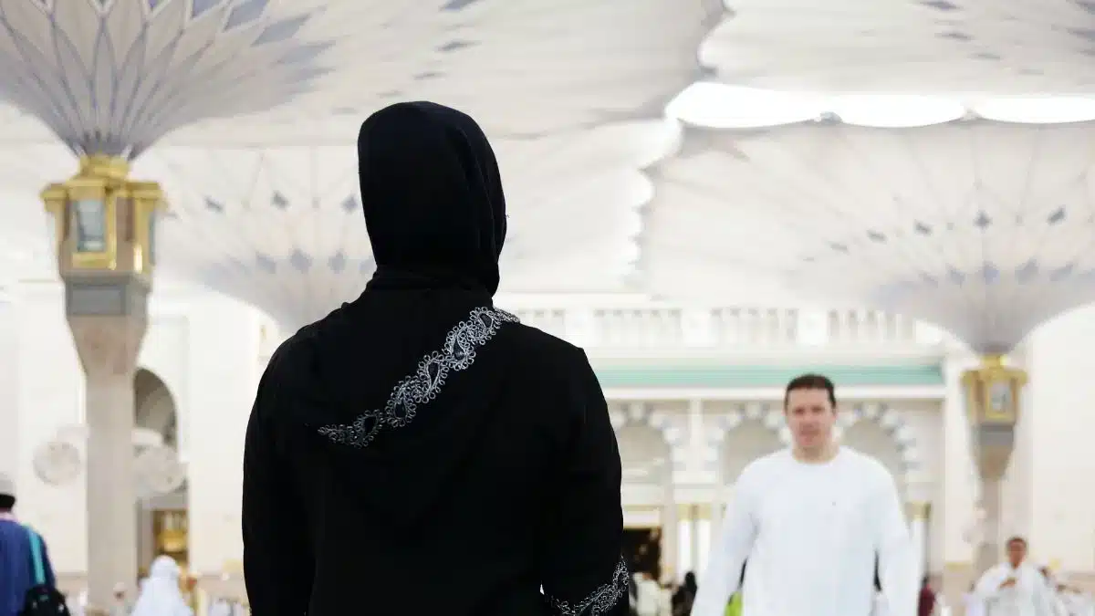 شروط حج المرأة: الاستطاعة والرفقة الآمنة في مقدمة الضوابط