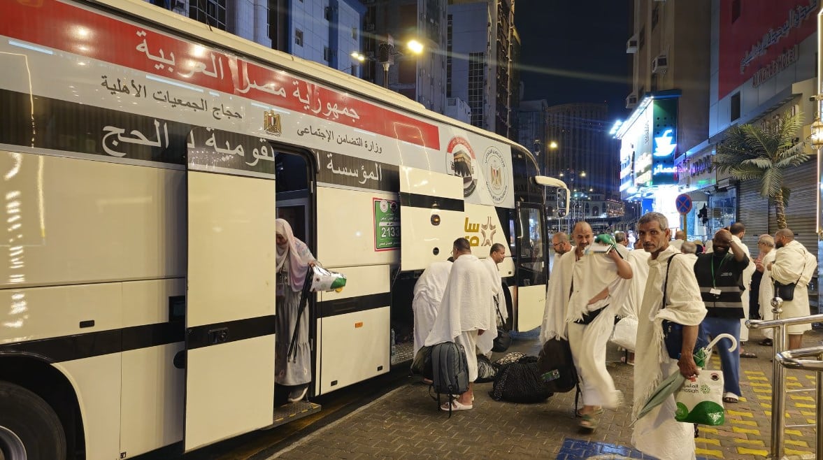 حجاج الجمعيات الأهلية يرمون جمرة العقبة الكبرى وسط تسهيلات