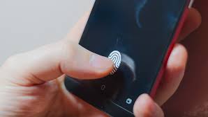 بصمتك مش أمان مطلق.. خدعة ذكية بتفتح موبايلك بدون ما تلمسه!