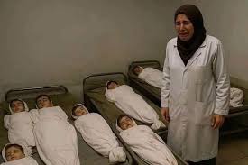 طبيبة فلسطينية تلهم العالم بصمودها: فقدت زوجها وأبناءها التسعة وتواصل رسالتها الإنسانية