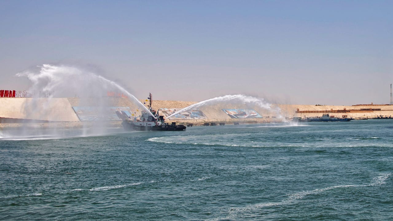 كارثة في خليج السويس..تفاصيل غرق حفار البترول وتأثيره على الملاحة