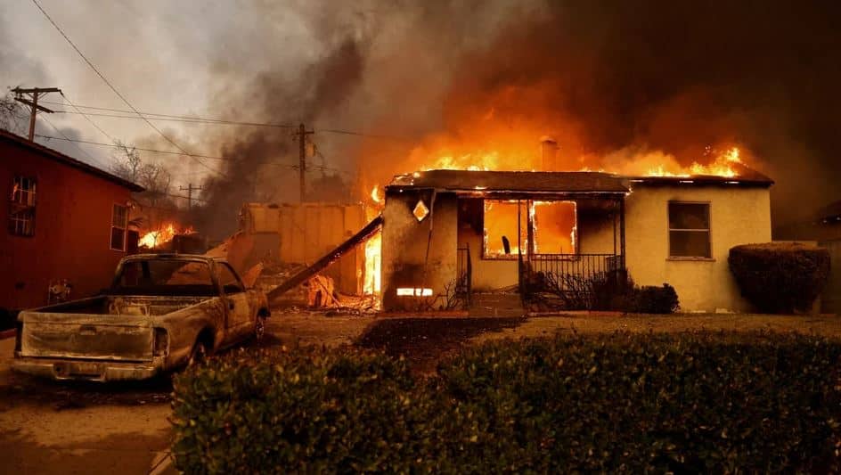 الطقس الحار يتسبب في حرائق كاليفورنيا بالولاية الأمريكية 2025