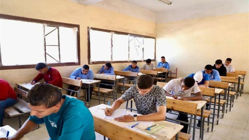 طلاب أوائل الدبلومات الفنية