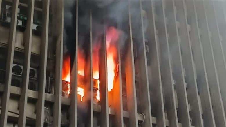 النيابة العامة تعاين موقع حريق سنترال رمسيس للوقوف على أسباب الحادث