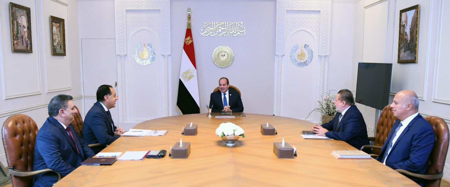 الرئيس السيسي يجتمع بمحافظ البنك المركزي